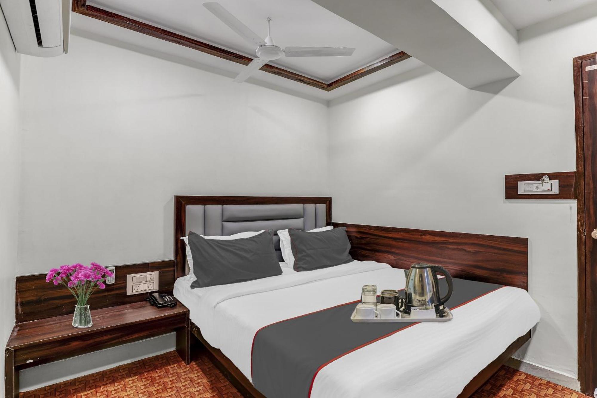 Collection O Laxmi Kuber Hotel Utran Ngoại thất bức ảnh
