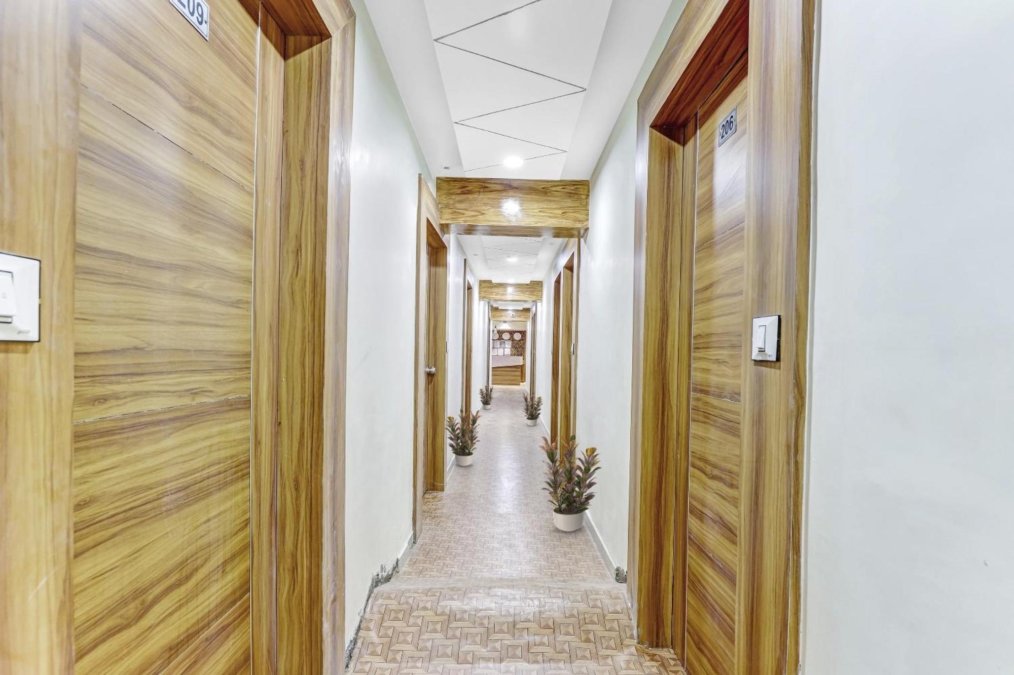 Collection O Laxmi Kuber Hotel Utran Ngoại thất bức ảnh