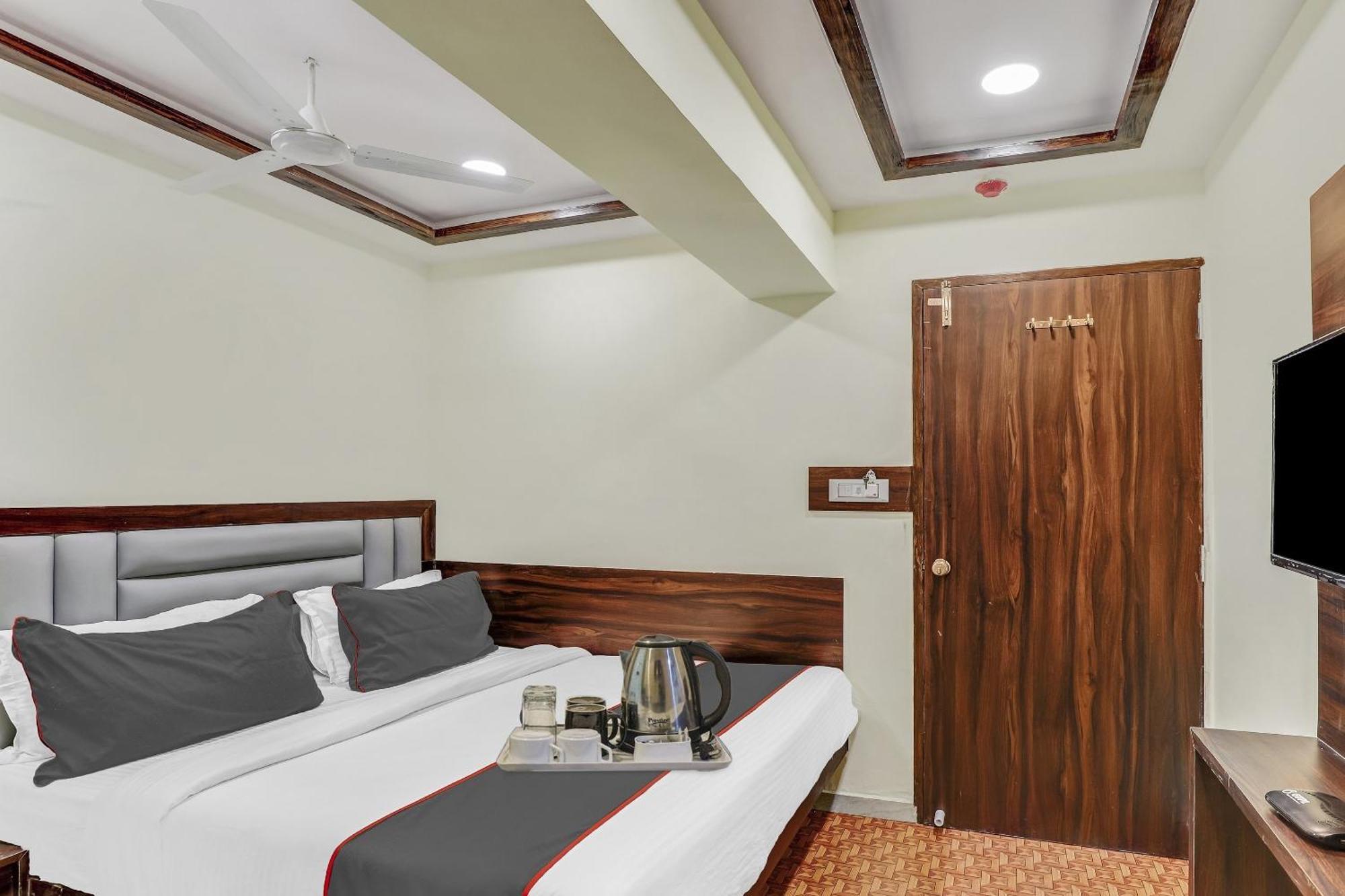 Collection O Laxmi Kuber Hotel Utran Ngoại thất bức ảnh