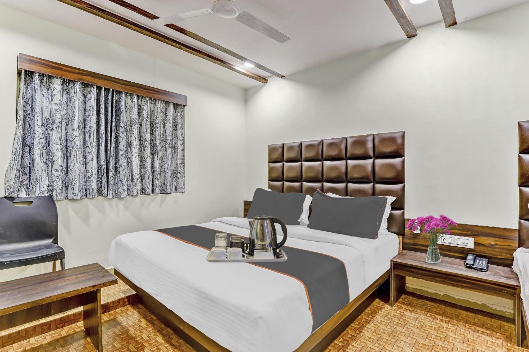 Collection O Laxmi Kuber Hotel Utran Ngoại thất bức ảnh