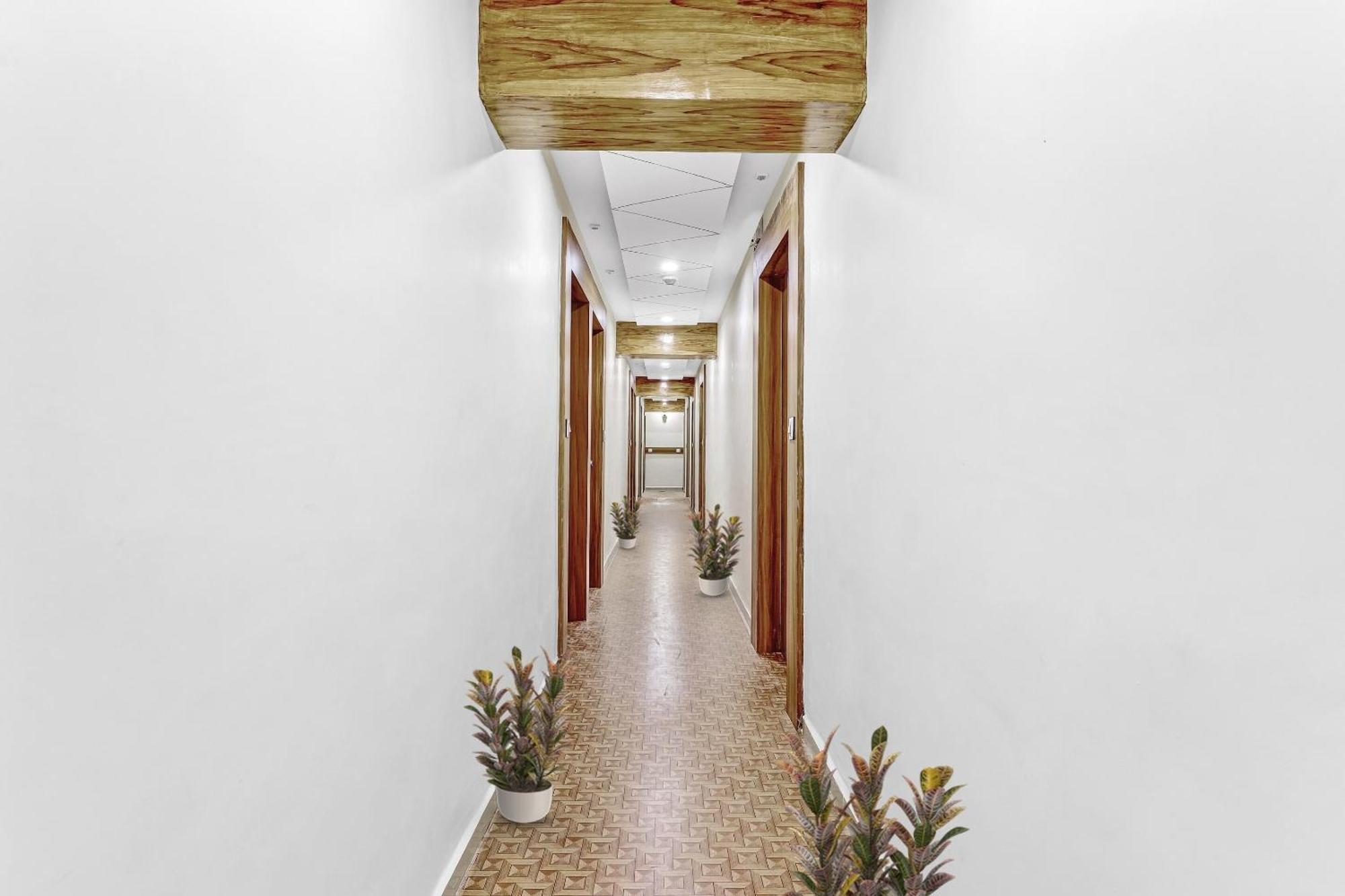 Collection O Laxmi Kuber Hotel Utran Ngoại thất bức ảnh