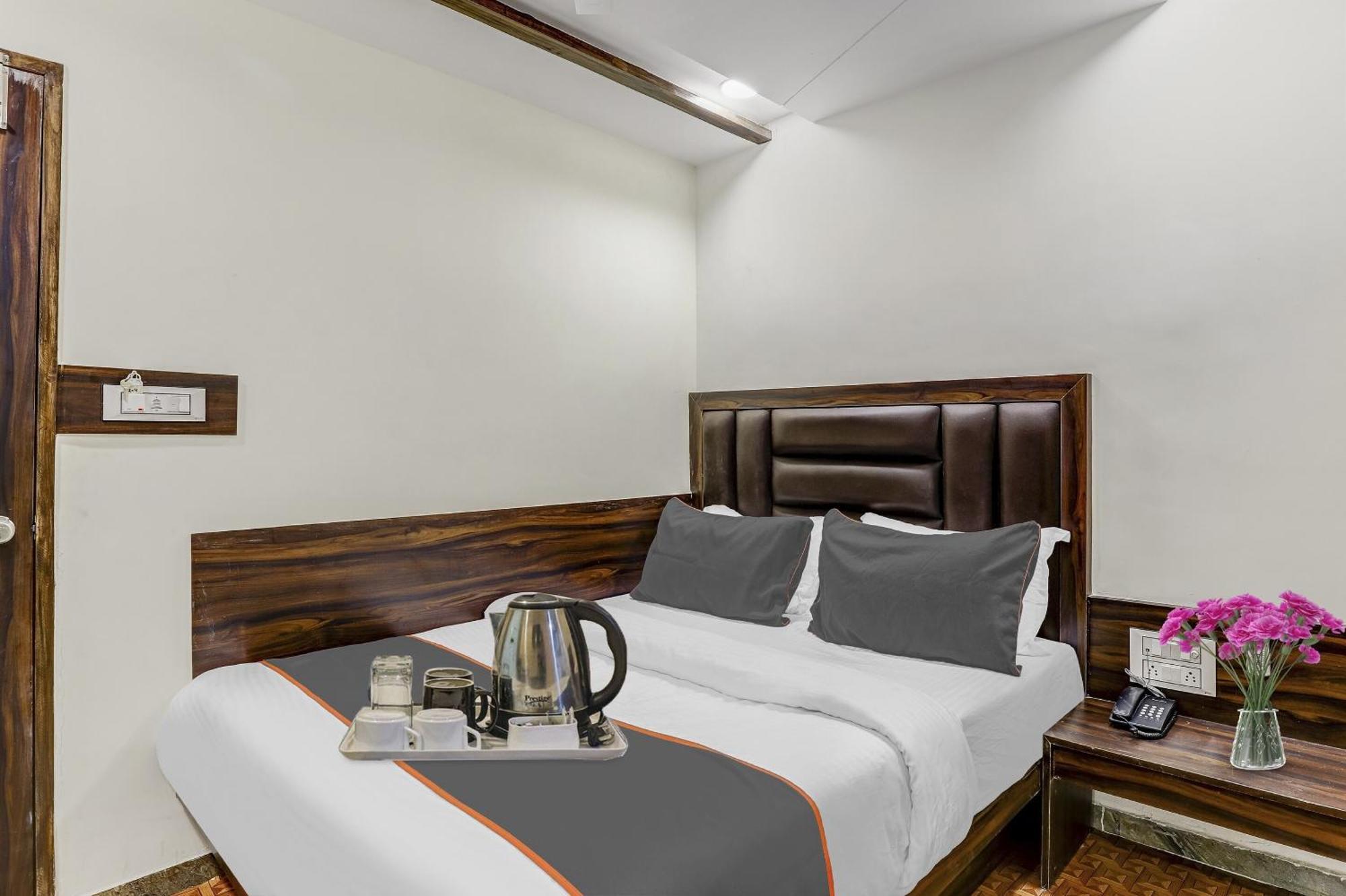 Collection O Laxmi Kuber Hotel Utran Ngoại thất bức ảnh