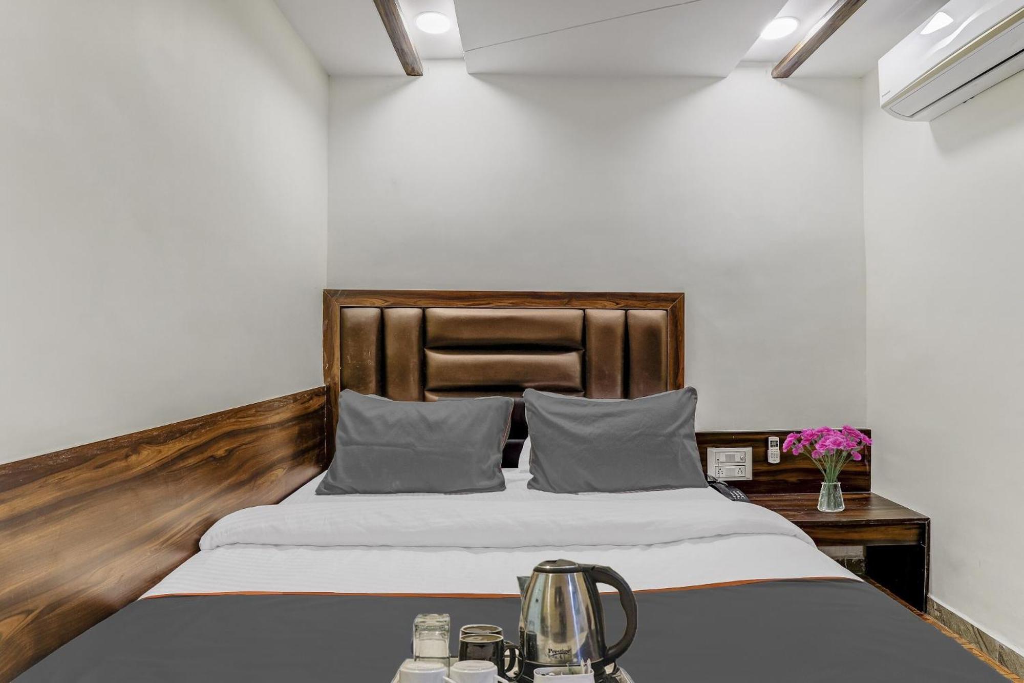 Collection O Laxmi Kuber Hotel Utran Ngoại thất bức ảnh