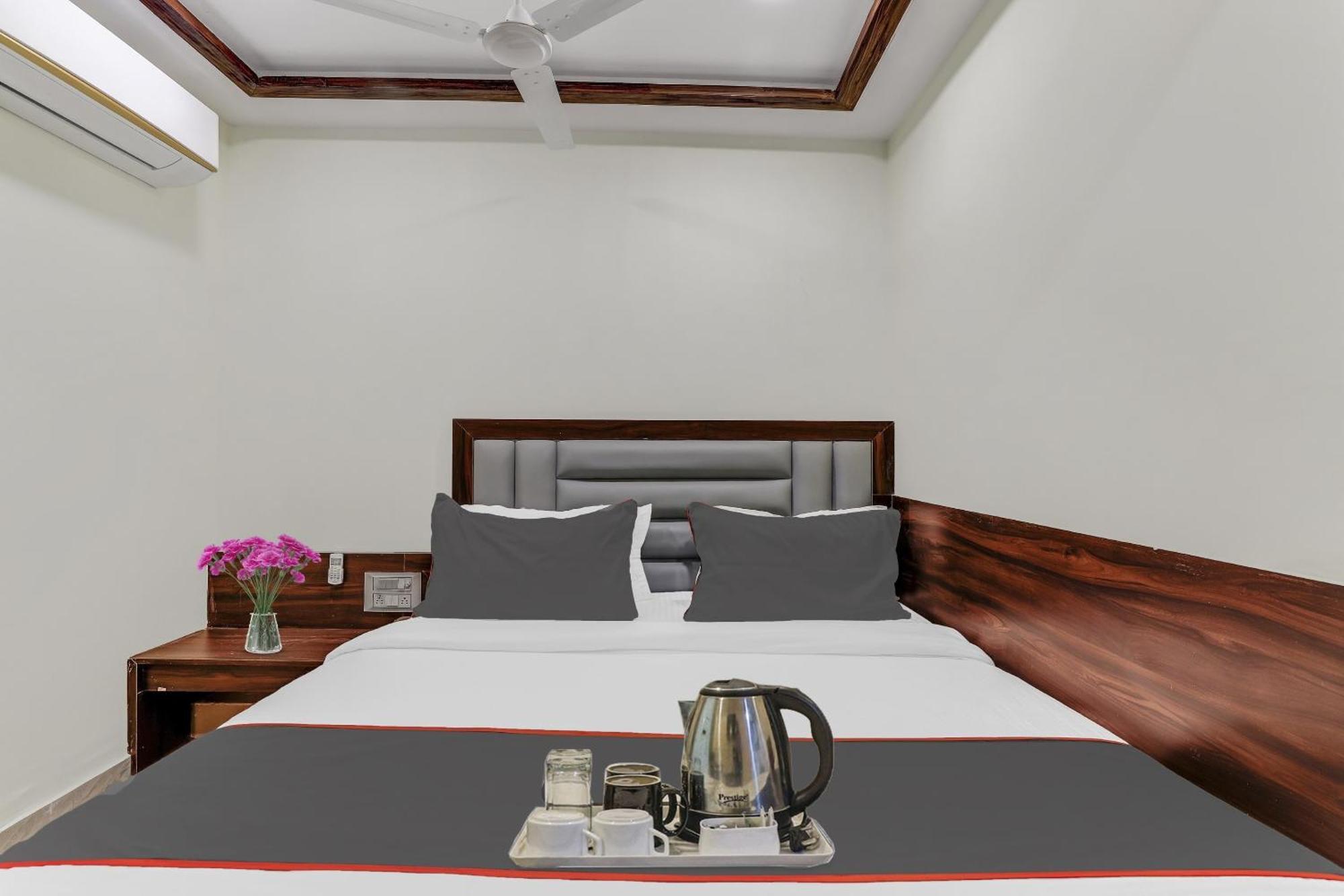 Collection O Laxmi Kuber Hotel Utran Ngoại thất bức ảnh