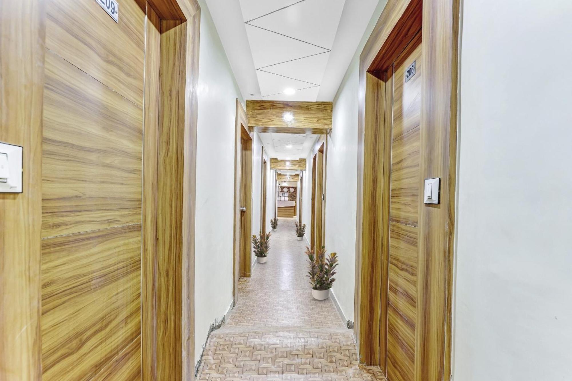 Collection O Laxmi Kuber Hotel Utran Ngoại thất bức ảnh